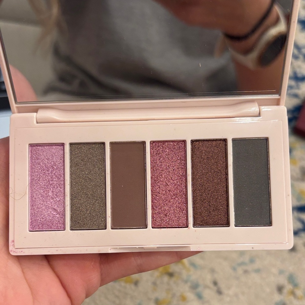 Elegant Eyeshadow Palette with Pink and Brown Tones